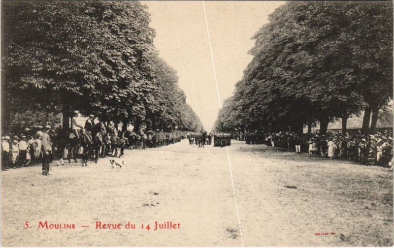 Carte postale ancienne Moulins Revue du 14 Juillet à Moulins