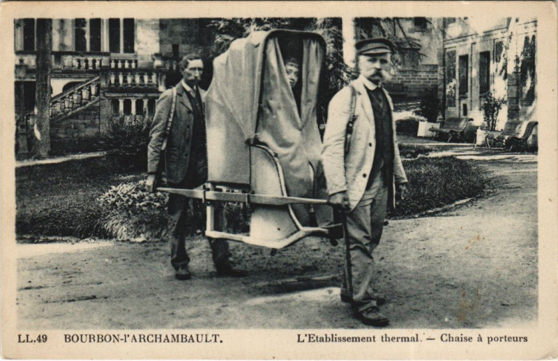 Carte postale ancienne Bourbon-l'Archambault L'Etablissement Thermal - Chaise a Porteurs à Bourbon-l'Archambault