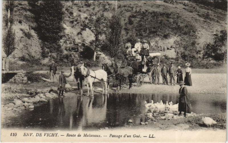 Carte postale ancienne Vichy Environs - Route de Malavaux - Passage d'un Gue à Vaux