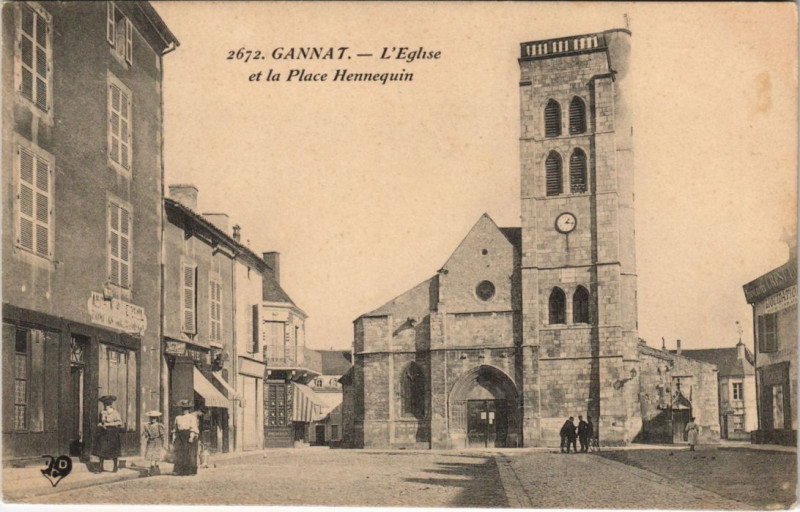 Carte postale ancienne Gannat L'Eglise et la Place Hennequin à Gannat