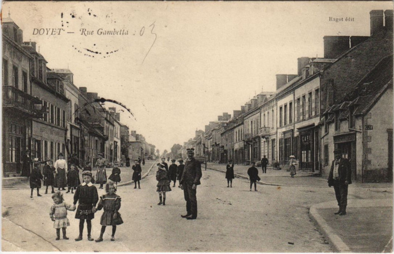 Carte postale ancienne Doyet Rue Gambetta à Doyet