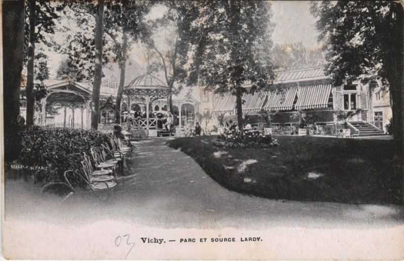 Carte postale ancienne Vichy Parc et Source Lardy à Vichy