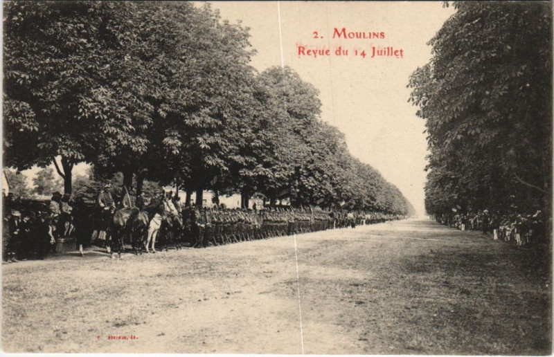 Carte postale ancienne Moulins Revue du 14 Juillet à Moulins