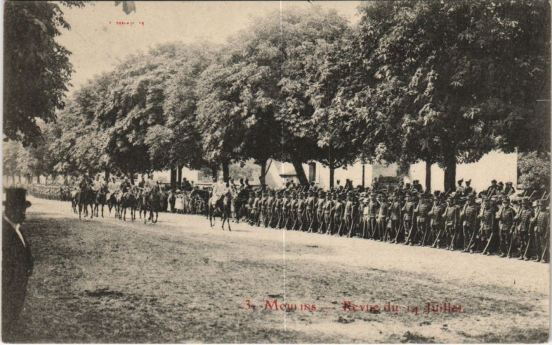 Carte postale ancienne Moulins Revue du 14 Juillet à Moulins