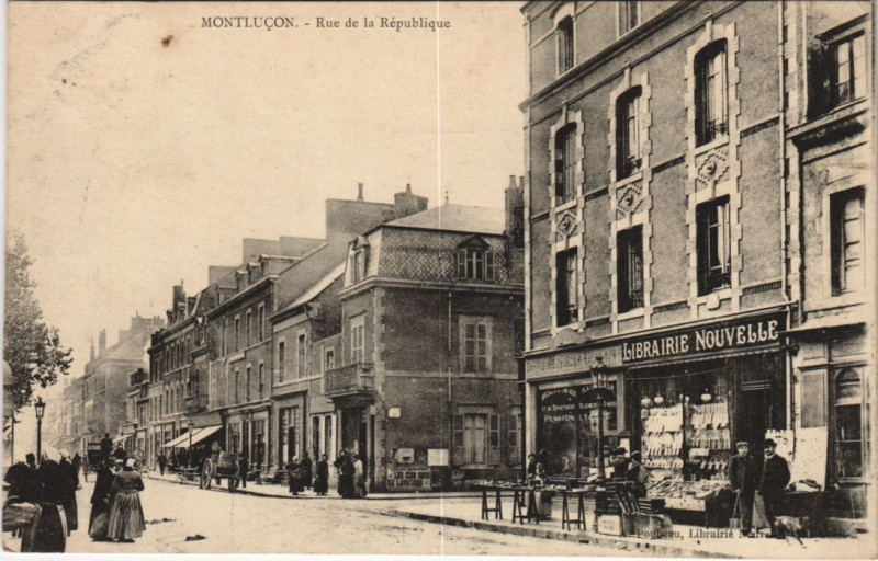 Carte postale ancienne Montlucon Rue de la Republique