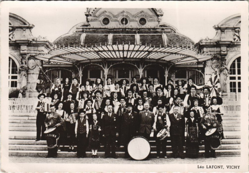 Carte postale ancienne Vichy L'Accordina de Mulhouse devant le Grand Casino à Vichy