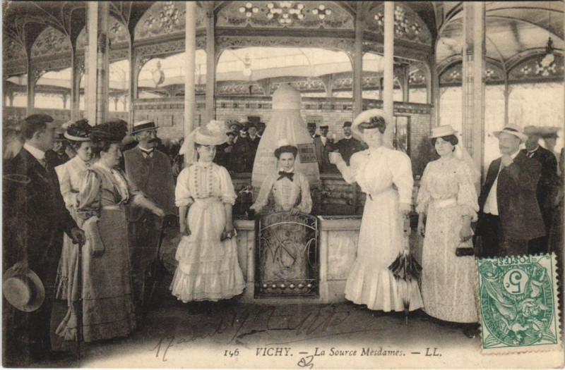 Carte postale ancienne Vichy La Source Mesdames à Vichy