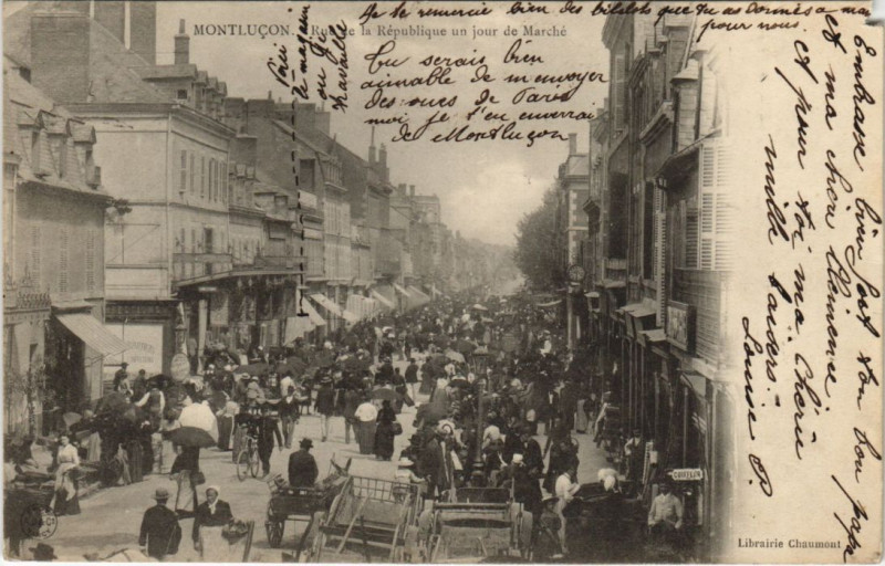 Carte postale ancienne Montlucon Rue de la Republique un Jour de Marche