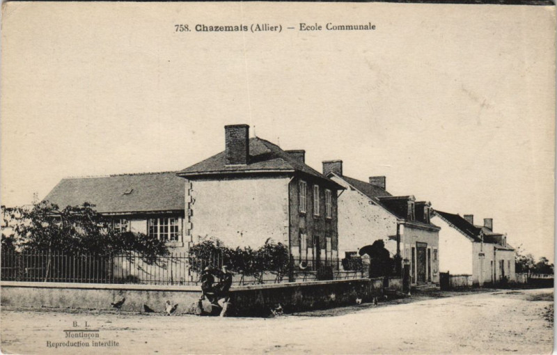 Carte postale ancienne Chazemais Ecole Communale à Chazemais