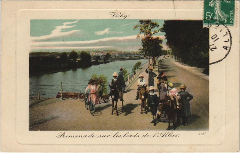 Carte postale ancienne Vichy Promenade sur les Bords de l'Allier à Vichy