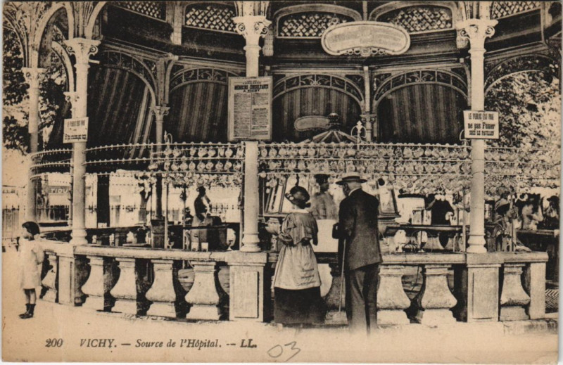 Carte postale ancienne Vichy Source de l'Hopital à Vichy