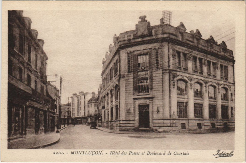 Carte postale ancienne Montlucon Hotel des Postes et Boulevard de Courtais