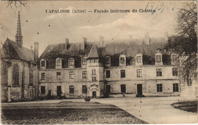 Carte postale ancienne Lapalisse Facade Interieure du Chateau à Lapalisse