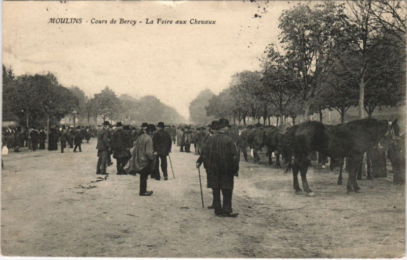 Carte postale ancienne Moulins Cours de Bercy - La Foire aux Chevaux à Moulins