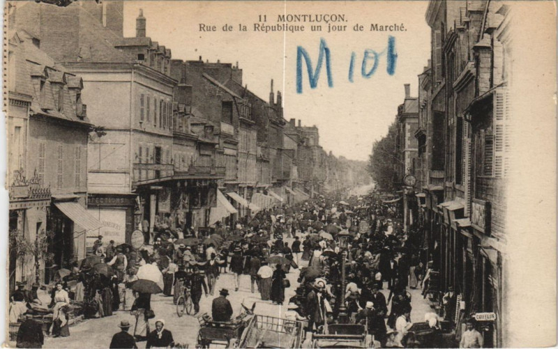 Carte postale ancienne Montlucon Rue de la Republique un Jour de Marche