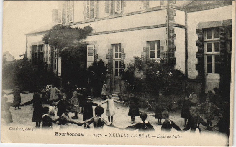 Carte postale ancienne Neuilly-le-Real Ecole de Filles