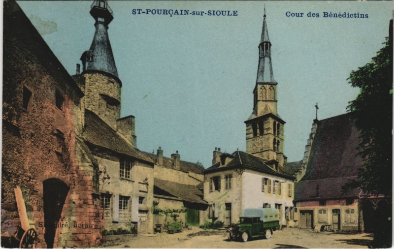 Carte postale ancienne Saint-Pourcain-sur-Sioule Cour des Benedictins