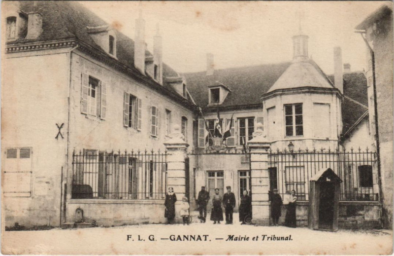 Carte postale ancienne Gannat Mairie et Tribunal à Gannat