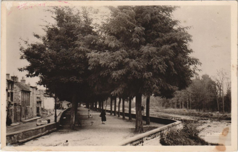 Carte postale ancienne Ebreuil Les Bords de la Sioule - La Jetee