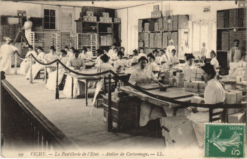 Carte postale ancienne Vichy La Pastillerie de l'Etat - Atelier de Cartonnage à Vichy