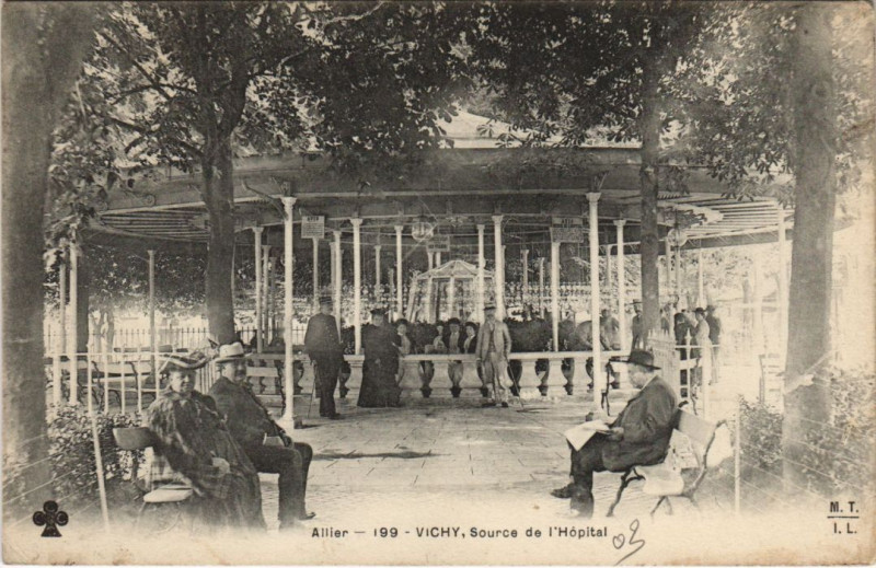 Carte postale ancienne Vichy Source de l'Hopital à Vichy