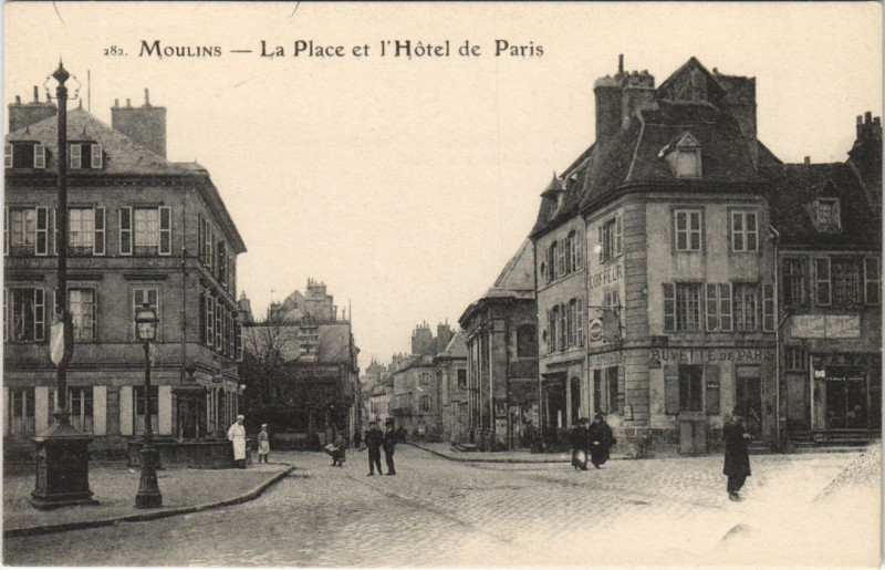 Carte postale ancienne Moulins La Place et l'Hotel de Paris à Moulins