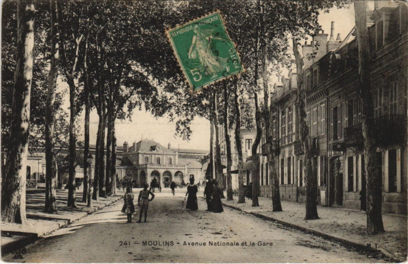 Carte postale ancienne Moulins Avenue Nationale et la Gare à Moulins