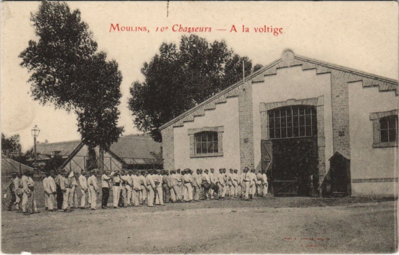 Carte postale ancienne Moulins 10. Chasseurs - A la Voltige à Moulins