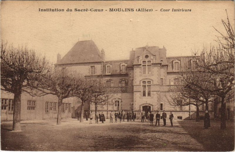 Carte postale ancienne Moulins Institution du Sacre-Coeur - Cour Interieure à Moulins