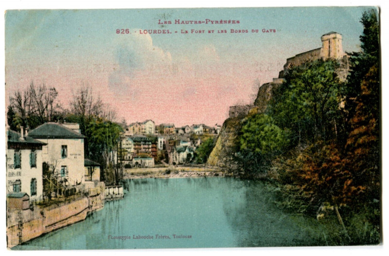Carte postale ancienne Hautes-Pyrénées Lourdes Le Fort et les Bords du Gave à Lourdes