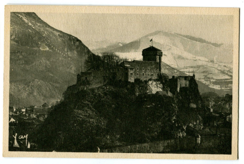 Carte postale ancienne Hautes-Pyrénées Lourdes Le Château-Fort et les Montagnes à Lourdes