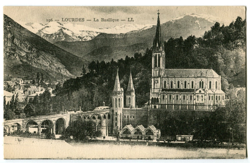 Carte postale ancienne Hautes-Pyrénées Lourdes Basilique à Lourdes