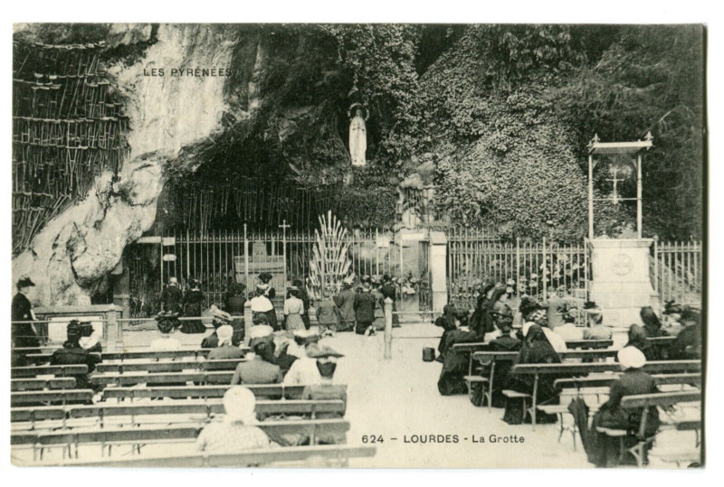 Carte postale ancienne Hautes-Pyrénées Lourdes La Grotte animé à Lourdes