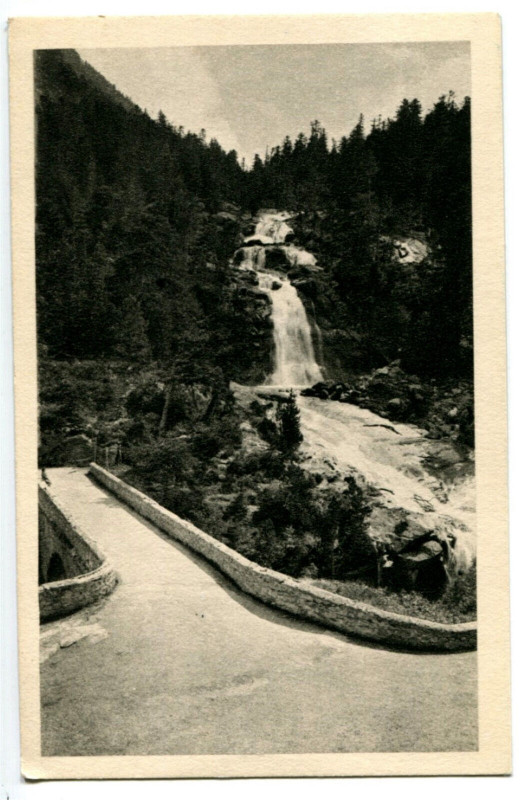 Carte postale ancienne Hautes-Pyrénées Cauterets La Cascade du Pont d'Espagne à Cauterets
