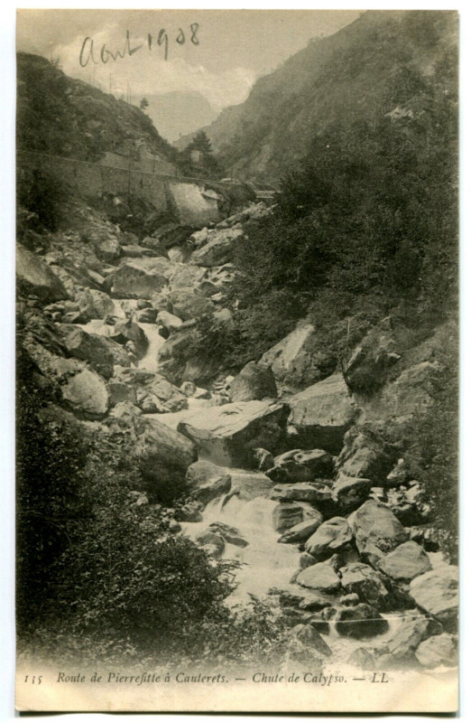 Carte postale ancienne Hautes-Pyrénées Route de Pierrefitte à Cauterets Chute de Calypso à Cauterets