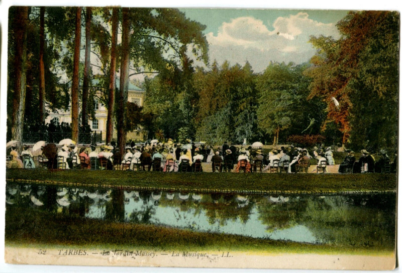 Carte postale ancienne Hautes-Pyrénées Tarbes Le Jardin Massey La Musique animé à Tarbes