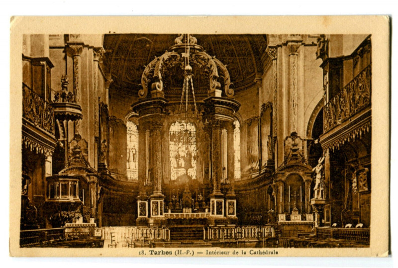 Carte postale ancienne Hautes-Pyrénées Tarbes Intérieur de la Cathédrale à Tarbes