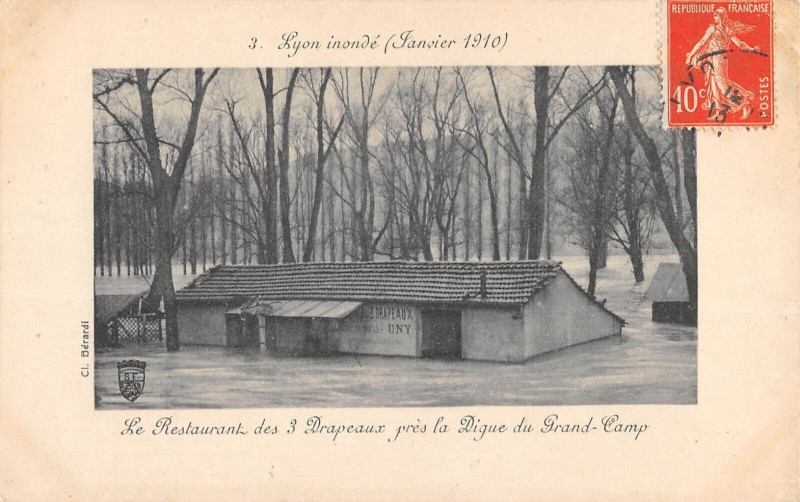 Carte postale ancienne Lyon Inonde 1910 Le Restaurant Des 3 Drapeaux Pres La Digue Du Grand Camp à Lyon