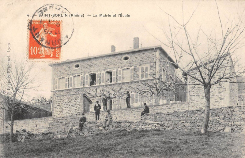 Carte postale ancienne Saint Sorlin La Mairie Et L'Ecole