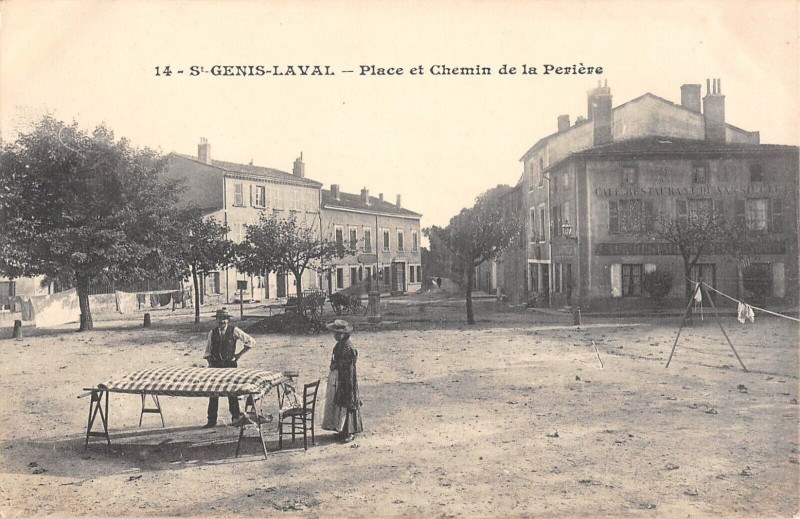 Carte postale ancienne Saint Genis Laval Place Et Chemin De La Periere à Saint-Genis-Laval