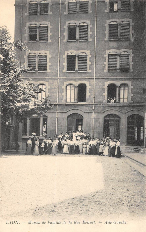 Carte postale ancienne Lyon Maison De Famille De La Rue Bosuet Aile Gauche à Lyon