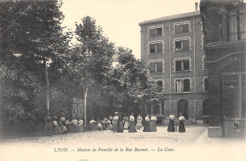 Carte postale ancienne Lyon Maison De Famille De La Rue Bosuet La Cour à Lyon