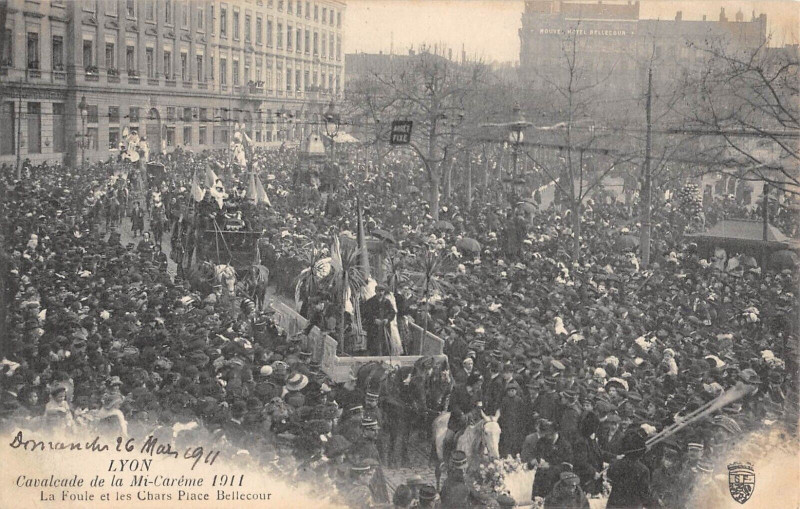 Carte postale ancienne Lyon Cavalcade De La Mi Careme 1911 La Foule Et Les Chars Place Bellecour à Lyon