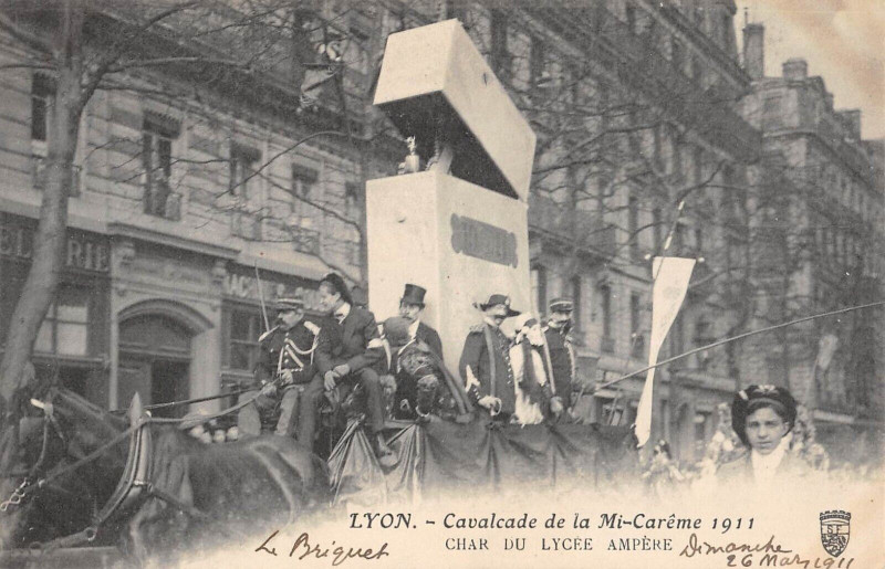 Carte postale ancienne Lyon Cavalcade De La Mi Careme 1911 Le Char Dulycee Ampere à Lyon