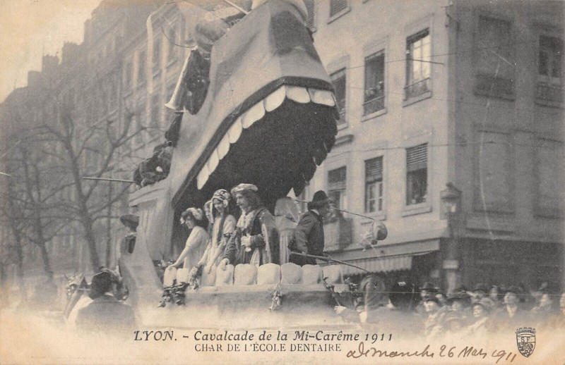 Carte postale ancienne Lyon Cavalcade De La Mi Careme 1911 Le Char De L'Ecole Dentaire (rare à Lyon