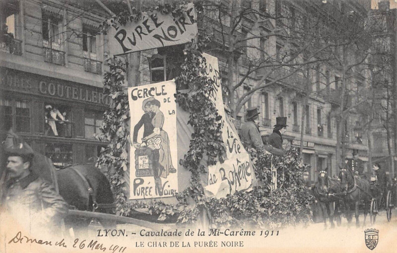 Carte postale ancienne Lyon Cavalcade De La Mi Careme 1911 Le Char De La Puree Noire à Lyon