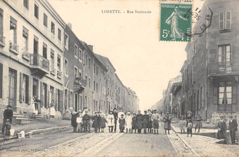 Carte postale ancienne Lorette Rue Nationale à Lorette