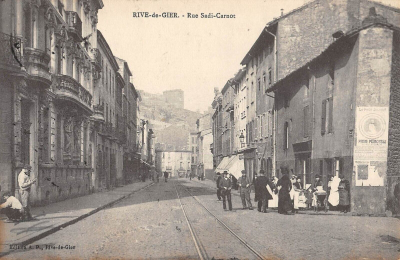Carte postale ancienne Rive De Gier Rue Sadi Carnot à Rive-de-Gier