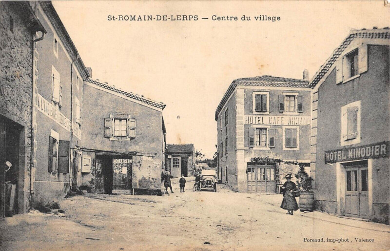 Carte postale ancienne Saint Romain De Lerp Centre Du Village