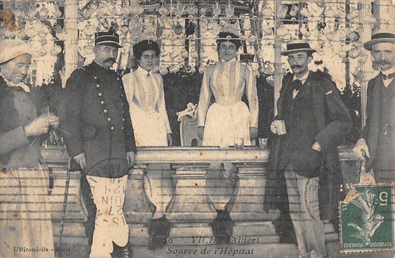 Carte postale ancienne Vichy Source De L'Hopital (cliché rare à Vichy